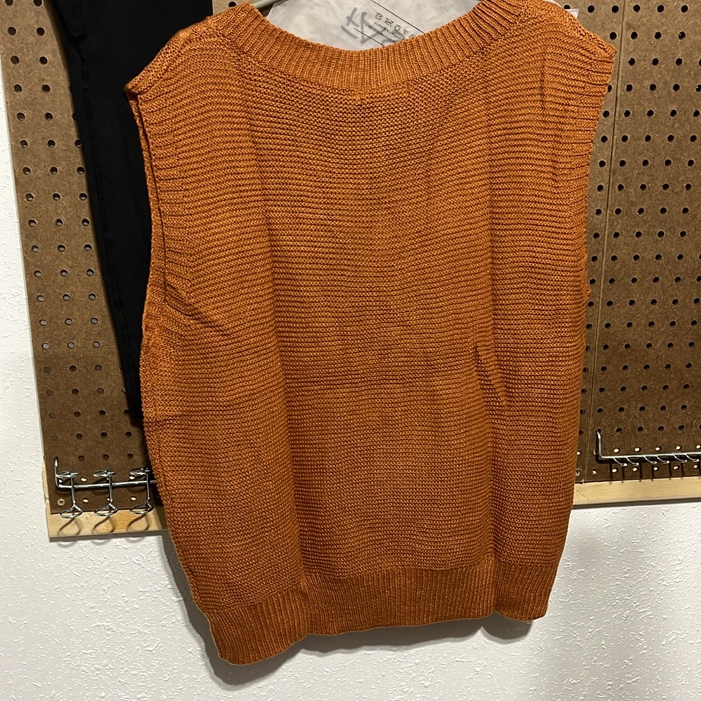 Cable knit v-neck vest - Picture 3 of 3